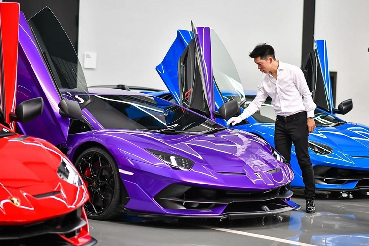 Sau chiếc siêu xe Lamborghini Aventador SVJ màu xanh Blu Le Mans, đến lượt một siêu phẩm khác là Lamborghini Aventador SVJ mang màu sơn đỏ Rosso Mars đã được cho lên xe chuyên dụng để vượt quãng đường dài hơn 700 km đến thành phố Chiang Mai nhằm bàn giao cho chủ nhân.