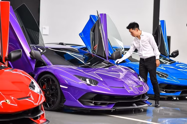Sau chiếc siêu xe Lamborghini Aventador SVJ màu xanh Blu Le Mans, đến lượt một siêu phẩm khác là Lamborghini Aventador SVJ mang màu sơn đỏ Rosso Mars đã được cho lên xe chuyên dụng để vượt quãng đường dài hơn 700 km đến thành phố Chiang Mai nhằm bàn giao cho chủ nhân.