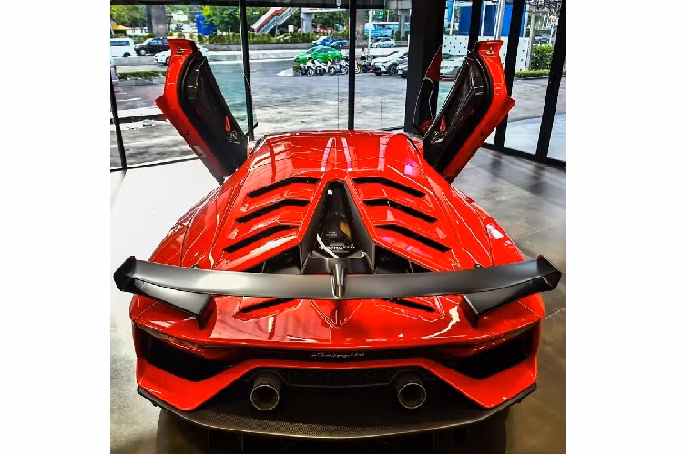 Trong đó chiếc siêu xe Lamborghini Aventador SVJ đầu tiên bàn giao đến cho nhà giàu Thái Lan mang bộ áo xanh Blu Le Mans. Chiếc Lamborghini Aventador SVJ này còn gây ấn tượng khi được chủ nhân cho mang biển số "khủng" tứ quý 4. Các nhà giàu ở đây cũng yêu thích chơi siêu xe và biển đẹp.