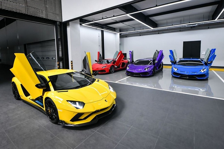Ngoài động cơ được cải tiến, ngoại hình của siêu xe Lamborghini Aventador SVJ cũng được thiết kế lại hung dữ và đầy ấn tượng. Hiện tại, giới nhà giàu Việt Nam cũng đã sở hữu một chiếc siêu xe cực hiếm Lamborghini Aventador SVJ với màu sơn được đồn đoán là xanh lá bóng.