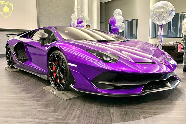 Ngoài màu sơn xanh Blu Le Mans cá tính, siêu phẩm Lamborghini Aventador SVJ ở Thái Lan còn có bộ mâm 7 chấu kép hình chữ Y sơn màu đen, ngoại thất xe có nhiều chi tiết bằng sợi carbon và logo SVJ với chữ J hoàn thành màu đỏ.