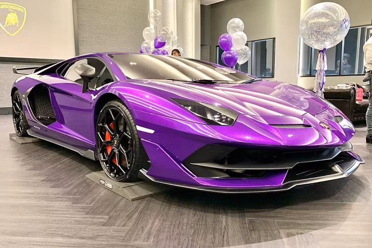 Ngoài màu sơn xanh Blu Le Mans cá tính, siêu phẩm Lamborghini Aventador SVJ ở Thái Lan còn có bộ mâm 7 chấu kép hình chữ Y sơn màu đen, ngoại thất xe có nhiều chi tiết bằng sợi carbon và logo SVJ với chữ J hoàn thành màu đỏ.