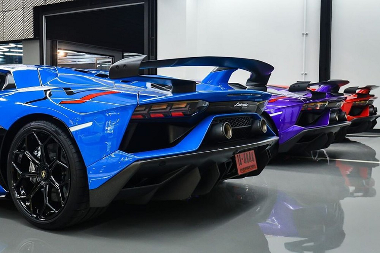Sự kiện siêu phẩm Lamborghini Aventador SVJ ra mắt ở Thái Lan diễn ra vào tháng 1 đầu năm nay. Chiếc siêu xe này mang màu sơn xanh mờ Matte Green đầy hấp dẫn và được đưa đến Thái Lan để làm chiến dịch truyền thông. Có vẻ như chưa cảm được màu sơn Matte Green nên cả ba chủ nhân của Lamborghini Aventador SVJ tại Thái Lan đều chọn các bộ áo khác theo phong khách của riêng mình.