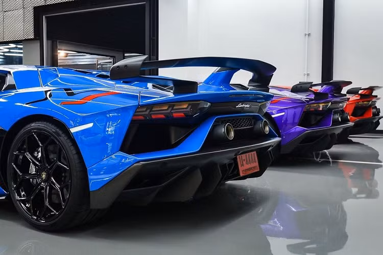 Sự kiện siêu phẩm Lamborghini Aventador SVJ ra mắt ở Thái Lan diễn ra vào tháng 1 đầu năm nay. Chiếc siêu xe này mang màu sơn xanh mờ Matte Green đầy hấp dẫn và được đưa đến Thái Lan để làm chiến dịch truyền thông. Có vẻ như chưa cảm được màu sơn Matte Green nên cả ba chủ nhân của Lamborghini Aventador SVJ tại Thái Lan đều chọn các bộ áo khác theo phong khách của riêng mình.