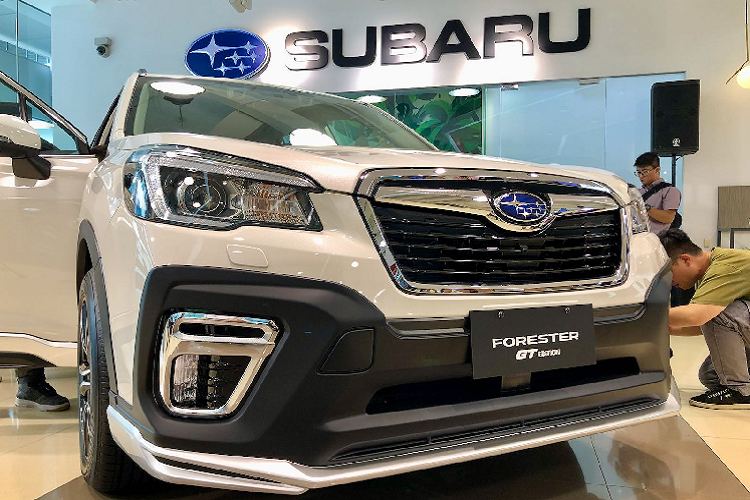 Sự khác biệt của Subaru Forester GT đặc biệt so với bản thường 2.0i-S EyeSight nằm ở cản trước, side skirt, cánh lướt gió trên mái, cản sau.
