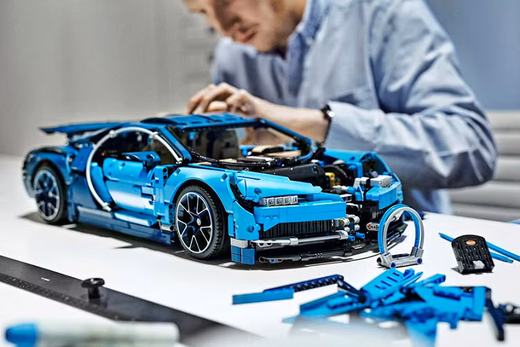 8. Lego phiên bản xe hơi Một món quà mà cả cha và con đều có thể chơi trong các buổi tối không gì tốt hơn là một bộ lego siêu xe dịp giáng sinh. Các phiên bản lego về ôtô khá đa dạng với nguyên mẫu từ Nissan GT-R, Land Rover Defender... Bất cứ loại nào bạn thích hãng LEGO đều có thể đáp ứng với các mức độ khó dễ khác nhau.