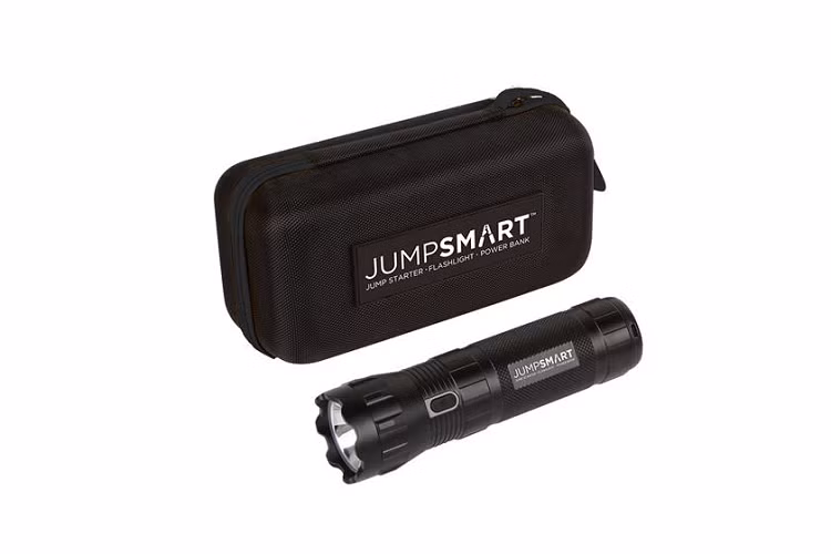 5. Bộ kích điện JUMPSMART Những chiếc xe hơi ngày nay đã trở nên hiện đại và hiếm khi cần khởi động thủ công. Tuy nhiên, trong thời tiết giá lạnh của mùa đông hoặc những chiếc xe đã quá cũ thì một bộ kích điện JUMPSMART luôn có sẵn sàng là một ý tưởng tuyệt vời. Bộ kích điện JUMPSMART dung lượng pin 37000 mWh có giá 119,99 USD có thể khởi động những chiếc xe sử dụng động cơ 8 xi lanh 5,0 lít hay diesel 2,0 lít.
