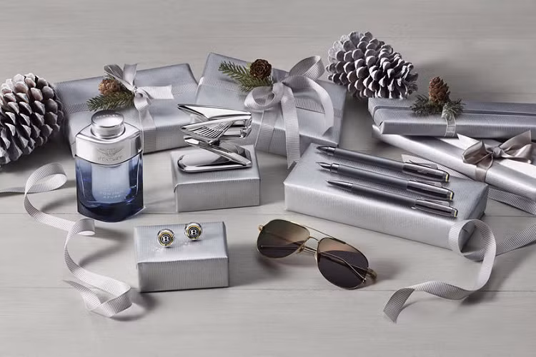 2. Bộ sưu tập của Bentley giáng sinh Không nhiều người có thể sở hữu được 1 chiếc xe thuộc thương hiệu Bentley. Tuy nhiên, điều này không có nghĩa bạn không thể sở hữu một số sản phẩm khác của Bentley dịp giáng sinh. Bộ sưu tập của Bentley gồm nhiều sản phẩm như một chiếc xe hơi dành cho trẻ em được lấy nguyên mẫu từ chiếc Continental GT, gấu Teddy Motorsport hay gara để xe bằng gỗ.