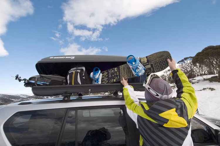 6. Các sản phẩm từ Rhino-Rack Rhino-Rack là một thương hiệu nổi tiếng với những dụng cụ dành cho off-road. Với những người yêu thích trượt tuyết thì các sản phẩm như giá đỡ, hộp để đồ trượt tuyết trên nóc xe là một món quà tuyệt vời.