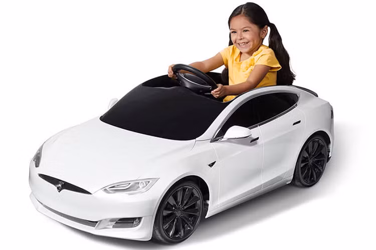 3. Xe mô hình của Tesla Tesla có sẵn phiên bản mô hình của hầu hết các mẫu xe nguyên bản của hãng. Giá một mẫu xe mô hình dao động tầm 250 USD/xe. Bên cạnh đó, hãng xe Mỹ còn cung cấp một chiếc xe lấy nguyên mẫu từ Model S có thể di chuyển tối đa 6 dặm/giờ với giá 600 USD. Mô hình này thậm chí còn được trang bị hệ thống âm thanh mp3, khoang hành lý, đèn pha và còi.