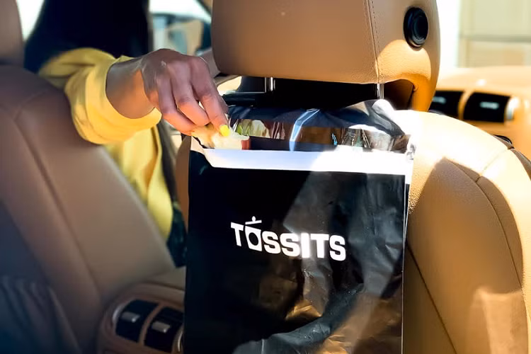 4. Túi rác dành cho xe hơi Đây là món quà tặng thực dụng và hữu hiệu dành cho những người sở hữu xe hơi. Túi đựng rác là một ý tưởng tuyệt vời khi nhiều gia đình sẽ có một chuyến đi xa trong kỳ nghỉ lễ sắp tới. Túi rác treo phía sau ghế giúp chiếc xe của bạn vệ sinh và sạch sẽ hơn, đặc biệt là khi gia đình có trẻ nhỏ. Loại túi rác có thể tái chế, thân thiện với môi trường được rao bán với giá từ 7,99 đến 15,99 USD/30 túi.