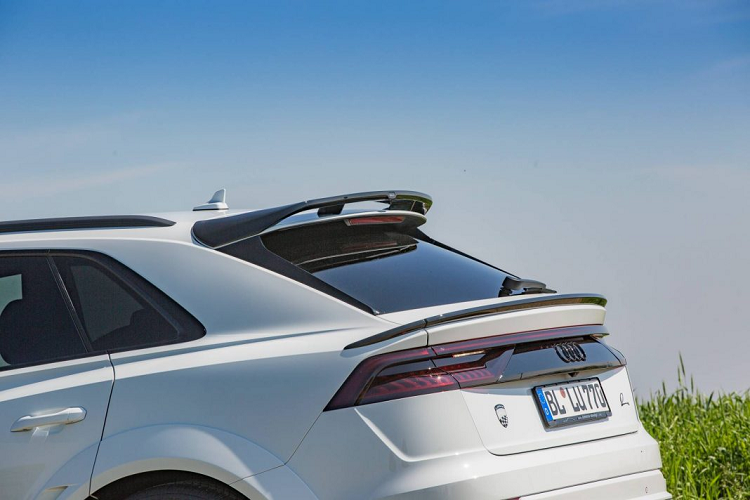 Phía sau, hãng độ lắp đặt thêm cho Q8 một cánh gió cỡ lớn phía trên cốp và một cánh gió nhỏ phía dưới. Phần cản sau được thay đổi với khuếch tán thể thao cùng ốp ống xả hình thang mới thay cho ốp ống xả giả ban đầu của xe.