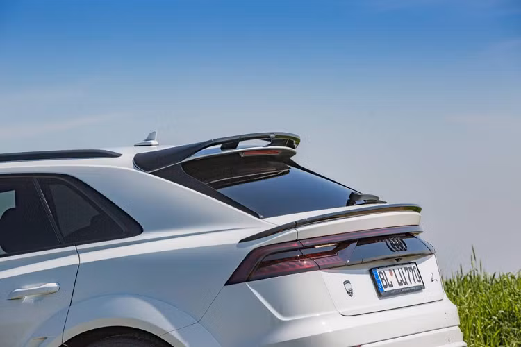 Phía sau, hãng độ lắp đặt thêm cho Q8 một cánh gió cỡ lớn phía trên cốp và một cánh gió nhỏ phía dưới. Phần cản sau được thay đổi với khuếch tán thể thao cùng ốp ống xả hình thang mới thay cho ốp ống xả giả ban đầu của xe.