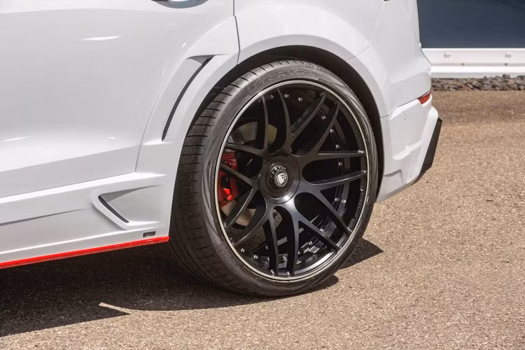 Ở bản cao cấp, mâm xe 24 inch sẽ được sử dụng, đi cùng bộ lốp kích thước “khủng” hơn 295/30 R24 và 355/25 R24.