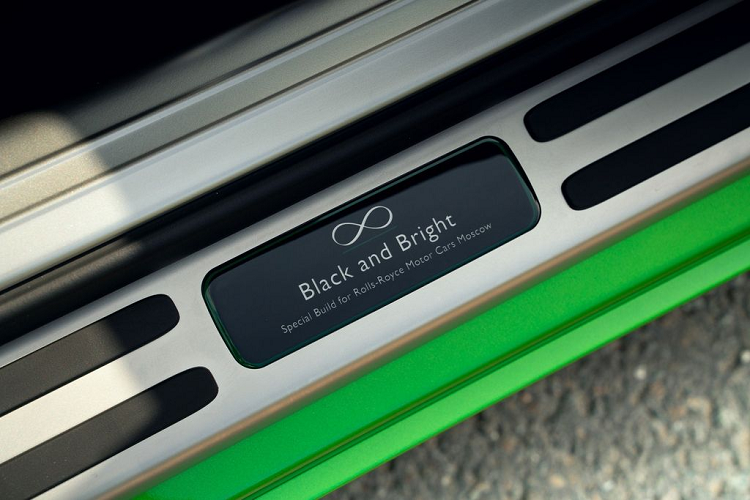 Bước vào không gian nội thất, ngoài những chi tiết như logo phiên bản ở bậc lên xuống, biểu tượng thêu "vô cực" trên tựa ghế ngồi cùng hàng loạt các trang bị "xịn xò" và đẳng cấp nhất, phiên bản Black &amp; Bright sẽ đi kèm với hệ thống "Bầu trời sao" tiêu chuẩn theo màu của lớp sơn ngoại thất.