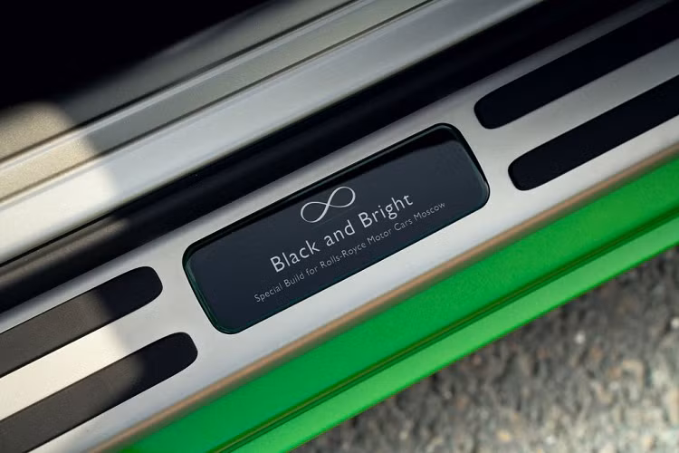 Bước vào không gian nội thất, ngoài những chi tiết như logo phiên bản ở bậc lên xuống, biểu tượng thêu "vô cực" trên tựa ghế ngồi cùng hàng loạt các trang bị "xịn xò" và đẳng cấp nhất, phiên bản Black &amp; Bright sẽ đi kèm với hệ thống "Bầu trời sao" tiêu chuẩn theo màu của lớp sơn ngoại thất.