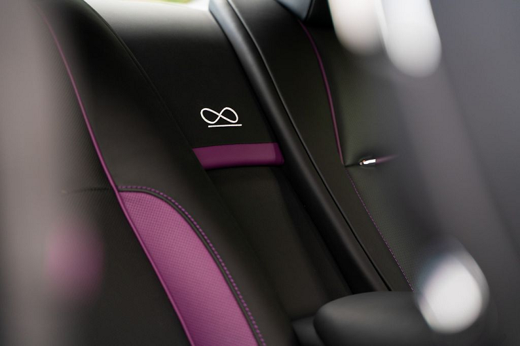 Có nghĩa rằng nếu chiếc Wraith của bạn mang màu ngoại thất cam ánh kim thì màu của "Bầu trời sao" bên trong cabin xe cũng sẽ có màu cam như vậy. Đây quả thực là một chi tiết đặc biệt có lẽ chỉ xuất hiện trên các mẫu xe siêu sang đến từ hãng xe sang Anh Quốc.