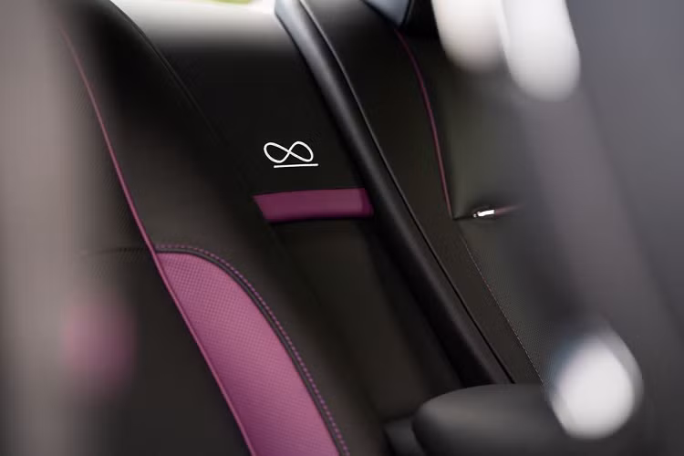 Có nghĩa rằng nếu chiếc Wraith của bạn mang màu ngoại thất cam ánh kim thì màu của "Bầu trời sao" bên trong cabin xe cũng sẽ có màu cam như vậy. Đây quả thực là một chi tiết đặc biệt có lẽ chỉ xuất hiện trên các mẫu xe siêu sang đến từ hãng xe sang Anh Quốc.