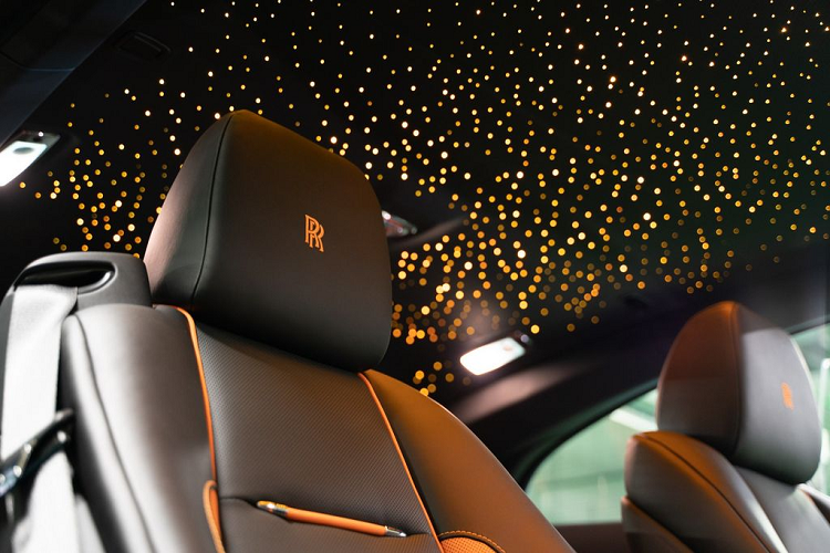 Về thiết kế tổng thể, siêu phẩm Rolls-Royce Wraith phiên bản Black &amp; Bright sẽ không đón nhận bất cứ sự khác biệt nào so với các phiên bản tiêu chuẩn khác của mẫu Wraith. Điểm đặc biệt trên phiên bản này chỉ đến từ lớp sơn ngoại thất với 3 màu sắc đầy cuốn hút kể trên.
