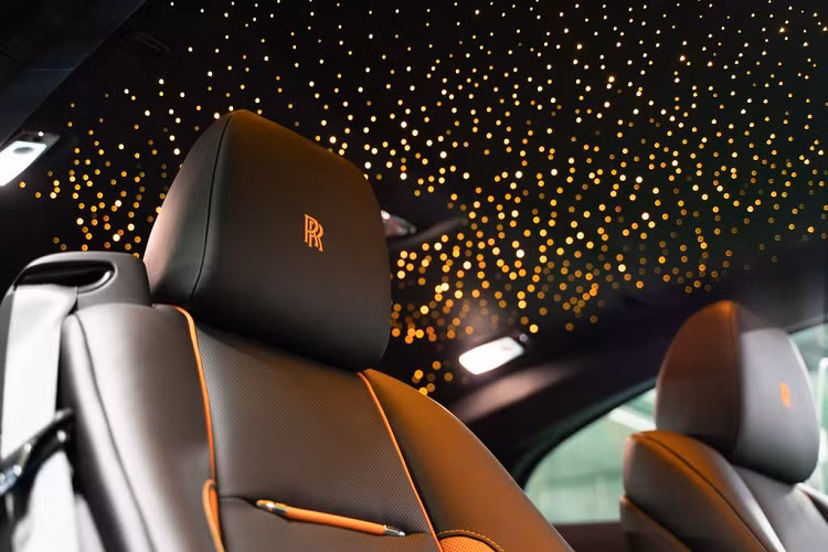 Về thiết kế tổng thể, siêu phẩm Rolls-Royce Wraith phiên bản Black &amp; Bright sẽ không đón nhận bất cứ sự khác biệt nào so với các phiên bản tiêu chuẩn khác của mẫu Wraith. Điểm đặc biệt trên phiên bản này chỉ đến từ lớp sơn ngoại thất với 3 màu sắc đầy cuốn hút kể trên.