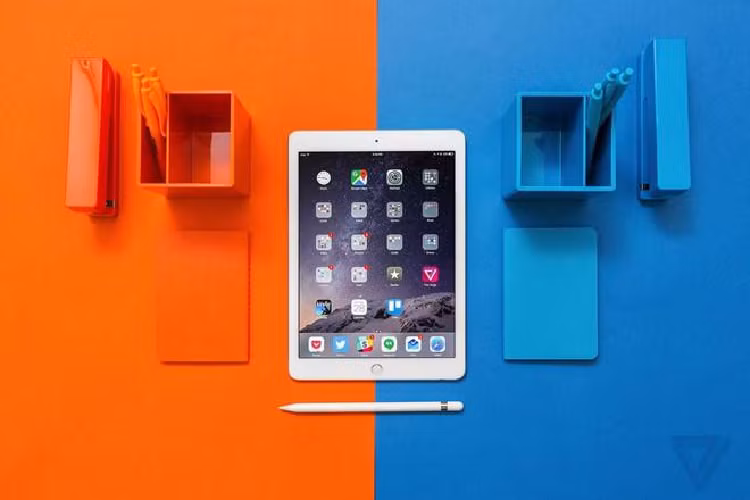 iPad: Từng là dòng iPad cao cấp, đến nay khi có iPad Pro hay iPad Air, iPad 9,7 inch lại trở thành dòng cơ bản với giá bán thấp nhất. Có thể Apple sẽ làm mới về thiết kế, nâng cấp cấu hình cho các mẫu iPad trong sự kiện sắp tới. Ảnh: The Verge. 