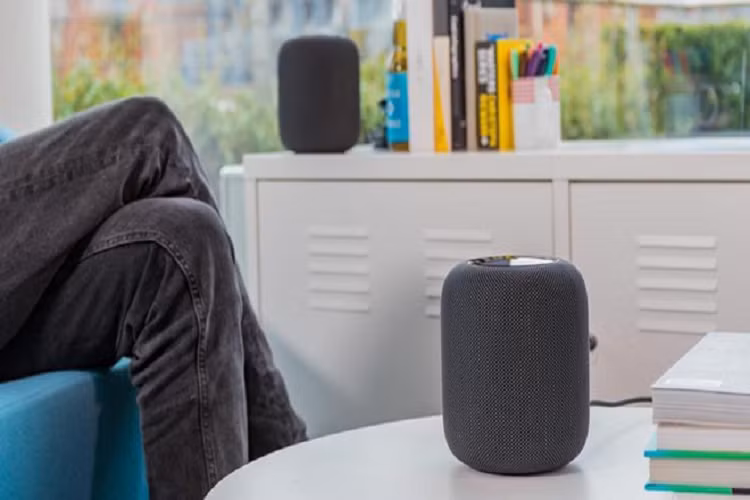 HomePod: Mẫu loa thông minh được Apple giới thiệu trong năm 2018. Model này cạnh tranh với các đối thủ như Amazon Echo và Google Home. Tuy nhiên, với sự phát triển của công nghệ, những sản phẩm có tuổi thọ khoảng 1 năm bị xem đã lỗi thời. Nhiều khả năng Apple sẽ tung ra phiên bản nâng cấp của loại loa không dây này trong tuần tới. Ảnh: Macworld. 