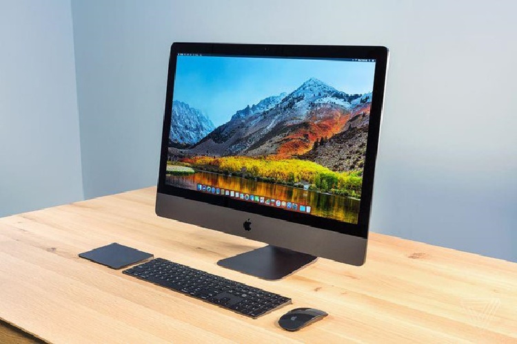 iMac Pro: Sản phẩm này ra mắt cách đây gần 2 năm. Đây được xem là một khoảng thời gian khá dài cho thiết bị công nghệ. Bên cạnh đó, việc bỏ ra vài nghìn USD cho một model không được trang bị cấu hình, công nghệ mới nhất thì thật sự không đáng. Ảnh: The Verge. 
