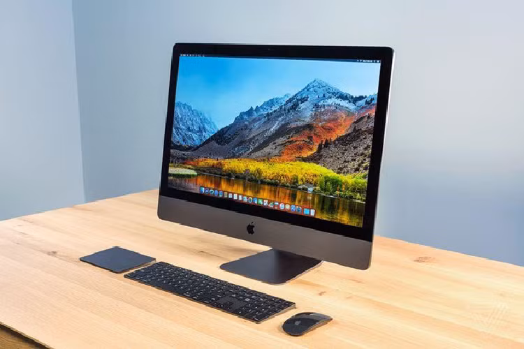 iMac Pro: Sản phẩm này ra mắt cách đây gần 2 năm. Đây được xem là một khoảng thời gian khá dài cho thiết bị công nghệ. Bên cạnh đó, việc bỏ ra vài nghìn USD cho một model không được trang bị cấu hình, công nghệ mới nhất thì thật sự không đáng. Ảnh: The Verge. 