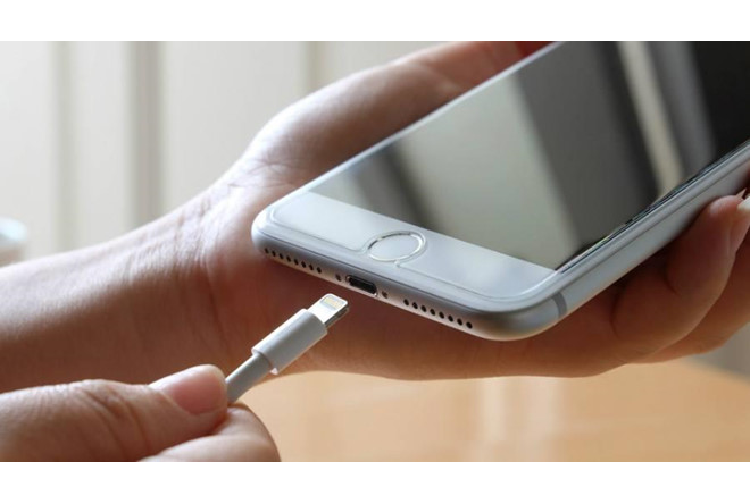 Cáp Lightning: Cáp lightning của Apple được bán với giá cao nhưng không bền, rất dễ hỏng. Người dùng hoàn toàn có thể lựa chọn những nhà cung cấp khác như Anker, Amazon, Nomad hay Paracable. Các hãng sản xuất phụ kiện này đều đạt tiêu chuẩn Made For iPhone (MFi) của Apple nhưng giá dễ chịu hơn. Ảnh: Fossbyte. 