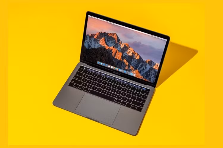 MacBook Pro: Từng được xem là biểu tượng của những mẫu laptop, nhưng MacBook Pro trong những năm gần đây không có quá nhiều khác biệt về thiết kế. Trang Zdnet cho biết Apple có thể sẽ ra mắt mẫu MacBook Pro mới vào cuối năm nay với nhiều cải tiến đáng giá. Ảnh: Apple Wq. 