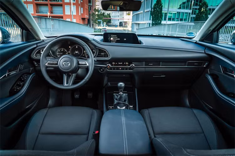 Tùy vào phiên bản, CX-30 mới sẽ được trang bị hệ thống âm thanh cao cấp Bose, camera 360 độ, vô lăng sưởi và nhiều trang bị an toàn khác.