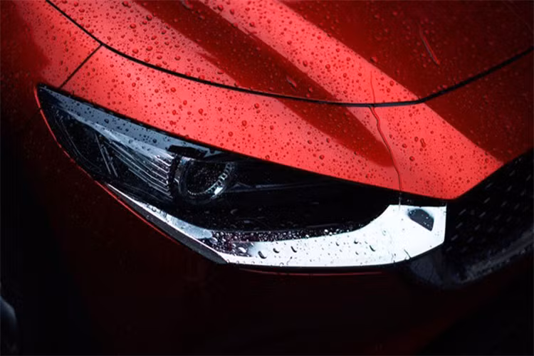 Tuy nhiên, ngay cả bản tiêu chuẩn CX-30 mới cũng được trang bị đầy đủ, gồm đèn pha LED, màn hình head-up, kiểm soát hành trình bằng radar.