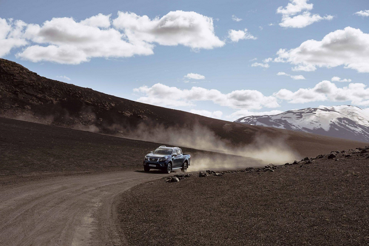 Navara là một trong số ít bán tải ở châu Âu có hệ thống treo sau dạng đa liên kết. Không chỉ tăng độ êm ái, hệ thống treo sau còn tăng sức tải của xe từ 1.115 kg lên 1.180 kg. Cơ cấu này chỉ hiện diện trên bản King Cab.