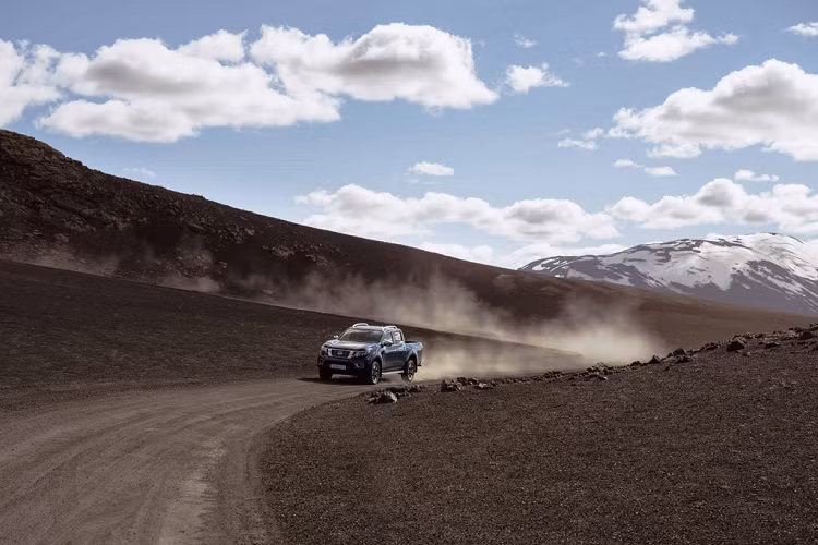 Navara là một trong số ít bán tải ở châu Âu có hệ thống treo sau dạng đa liên kết. Không chỉ tăng độ êm ái, hệ thống treo sau còn tăng sức tải của xe từ 1.115 kg lên 1.180 kg. Cơ cấu này chỉ hiện diện trên bản King Cab.