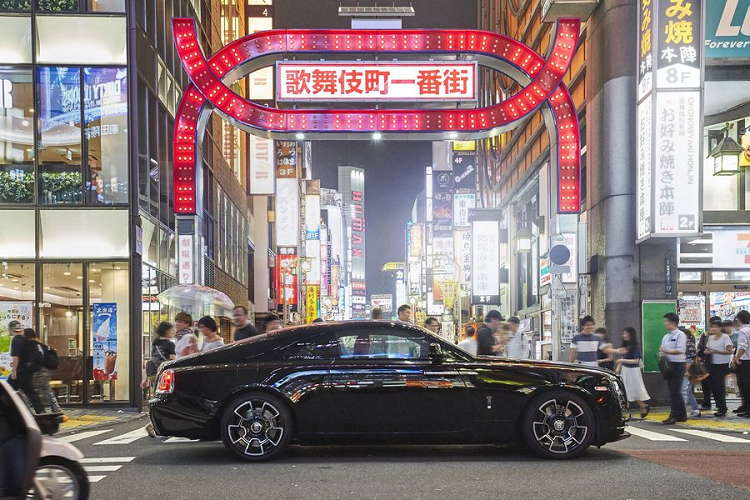 Bộ ba Rolls-Royce Black Badge mới này gồm có Dawn, Wraith và Ghost, mỗi chiếc xe đều hướng đến một thông điệp chung - đó là về việc "chơi hết mình" khi màn đêm buông xuống những khu phố dập dìu ánh đèn.