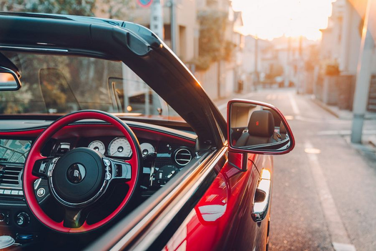 Hy vọng sau khi ngắm nhìn những bức ảnh này người mua giàu có ở Nhật sẽ thêm yêu thích Black Badge của Rolls-Royce.