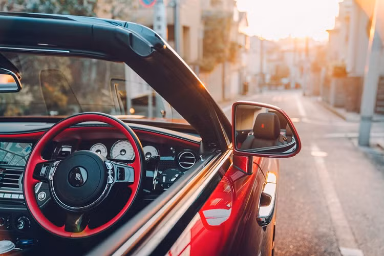 Hy vọng sau khi ngắm nhìn những bức ảnh này người mua giàu có ở Nhật sẽ thêm yêu thích Black Badge của Rolls-Royce.