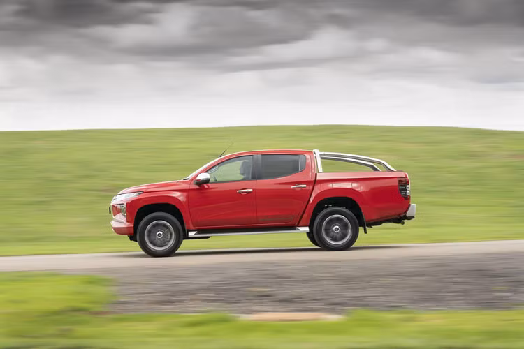 Với nội thất bên trong, mẫu xe bán tải được cập nhật ghế ngồi kiên cố hơn, vô lăng cứng cáp hơn với chức năng sưởi, khoang cabin rộng hơn với cải tiền về mặt công nghệ, trong đó bao gồm màn hình màu LCD.