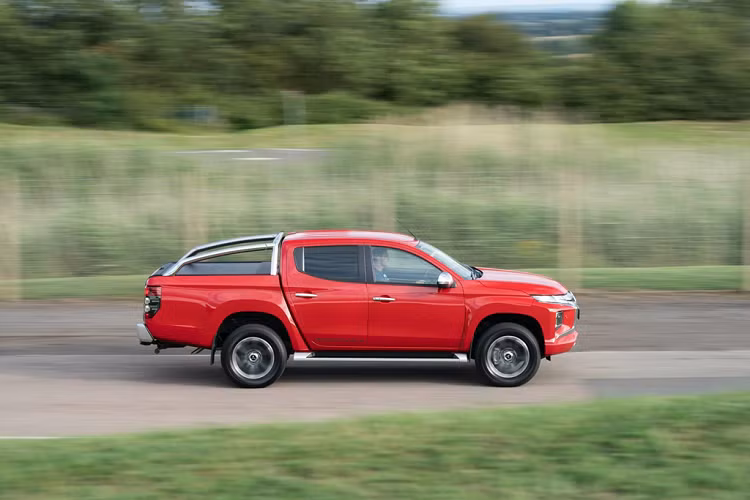 Giá xe Mitsubishi Triton 2020 bán tại Anh với giá khởi điểm khoảng 26.000 USD. Với kiểu dáng thông minh, Triton mới đã được cải tiến sử dụng ngôn ngữ thiết kế Dynamic shield ở phía trước, nắp ca-pô được nâng cao hơn, vòm bánh xe vuông vắn, đèn pha LED và đèn LED HID, cũng như mâm hợp kim 18 inch ở mọi cấu hình.