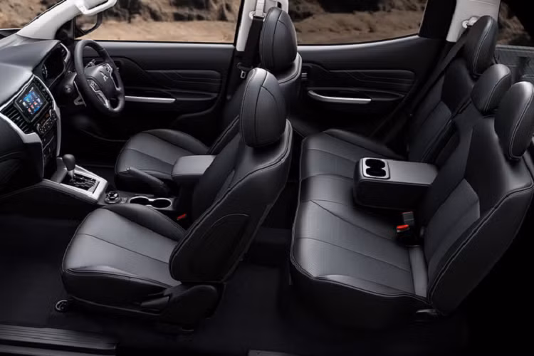 Ngoài những thay đổi trên, mẫu xe bán tải Mitsubishi Triton mới còn có hệ thống lớn nhất từ trước đến nay cũng như hệ thống treo được nâng cấp để cải thiện sự thoải mái cũng như khả năng xử lý của xe.