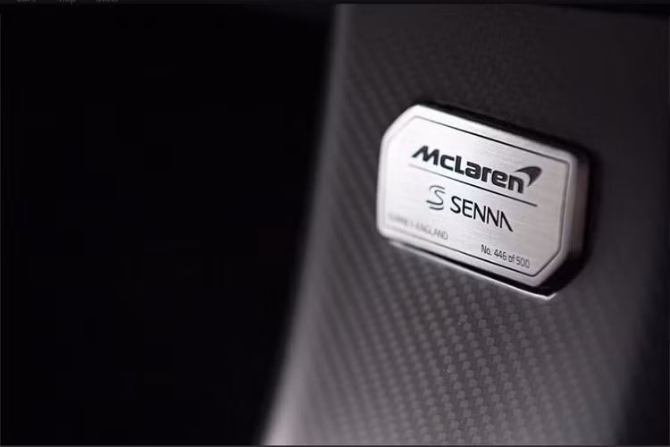 Mclaren Senna được đặt tên theo huyền thoại đua xe Công thức 1 – Ayrton Senna. Ông là một tay đua tài ba từng ba lần giành chức vô địch vào các năm 1988, 1990 và 1991. Tuy nhiên, ông đã không may mắn khi qua đời trong một tai nạn thảm khốc tại trường đua San Marino vào năm 1992.