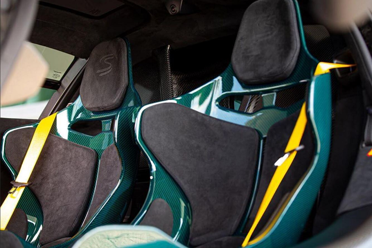 Đa phần những chiếc Mclaren Senna lắp thủ công lăn bánh khỏi dây chuyền đều được cá nhân hóa bởi MSO (Mclaren Special Operation), bộ phận đảm trách các dịch vụ cá nhân hóa chuyên sâu của khách hàng. Với MSO, khách hàng có thể làm gần như mọi thứ, đưa ra những đường nét độc đáo riêng của mình lên chiếc Mclaren. Không những thế, MSO còn cho phép khách hàng tự tay tạo ra màu sơn của chính mình dựa trên các màu sơn có sẵn nhưng lại mang “cái tôi” của bản thân.