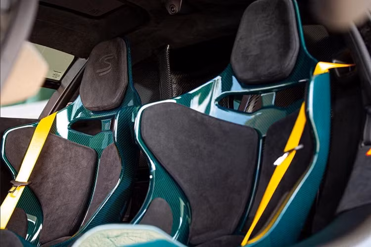 Đa phần những chiếc Mclaren Senna lắp thủ công lăn bánh khỏi dây chuyền đều được cá nhân hóa bởi MSO (Mclaren Special Operation), bộ phận đảm trách các dịch vụ cá nhân hóa chuyên sâu của khách hàng. Với MSO, khách hàng có thể làm gần như mọi thứ, đưa ra những đường nét độc đáo riêng của mình lên chiếc Mclaren. Không những thế, MSO còn cho phép khách hàng tự tay tạo ra màu sơn của chính mình dựa trên các màu sơn có sẵn nhưng lại mang “cái tôi” của bản thân.