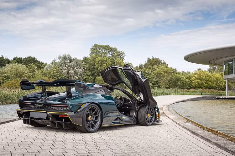 Chất liệu này tiêu tốn hàng trăm giờ làm việc để khiến những đường vân carbon trở nên đồng nhất ở khắp thân xe, tạo nên sự liền mạnh của cả chiếc xe. Bên cạnh đó, một vài chi tiết như phần logo ở mũi xe, những chi tiết màu vàng ở hốc gió trước, viền cản cùng logo “Senna” ở cánh gió sau tốn thêm của hãng đến 250 giờ làm việc.