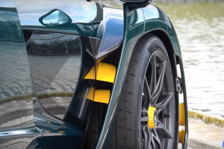 Kế thừa di sản mà huyền thoại quá cố để lại, Mclaren Senna được ra mắt với tư cách là chiếc siêu xe nhanh nhất của Mclaren, cũng như nhanh nhất trong số các siêu xe thương mại. Với thiết kế theo phong cách “thiết kế phục vụ công năng”, từng bộ phận, chi tiết bên ngoài của Senna được chăm chút nhằm tạo ra khả năng vận hành tối ưu cho xe.