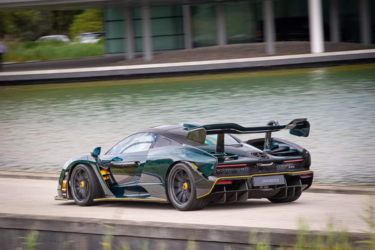 Với sức mạnh này, siêu xe Mclaren Senna triệu đô có khả năng tăng tốc 0 – 100 km/h trong 2,7 giây và đạt vận tốc tối đa 340 km/h. Xe sử dụng hộp số tự động, ly hợp kép 7 cấp, truyền sức mạnh đến trục bánh sau của xe.