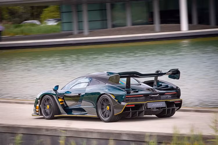 Với sức mạnh này, siêu xe Mclaren Senna triệu đô có khả năng tăng tốc 0 – 100 km/h trong 2,7 giây và đạt vận tốc tối đa 340 km/h. Xe sử dụng hộp số tự động, ly hợp kép 7 cấp, truyền sức mạnh đến trục bánh sau của xe.