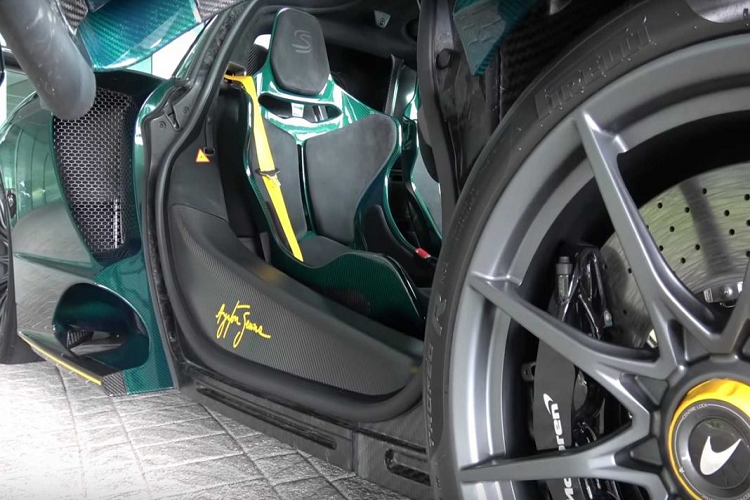 Phía sau khoang lái, Mclaren Senna được trang bị khối động cơ xăng V8, tăng áp kép, dung tích 4.0 lít tương tự với Mclaren 720s. Tuy nhiên, các kỹ sư Mclaren đã tinh chỉnh lại động cơ này trên Senna, giúp chiếc xe có thể sản sinh sức mạnh lên tới 789 mã lực, mô men xoắn cực đại lên tới 800 Nm.