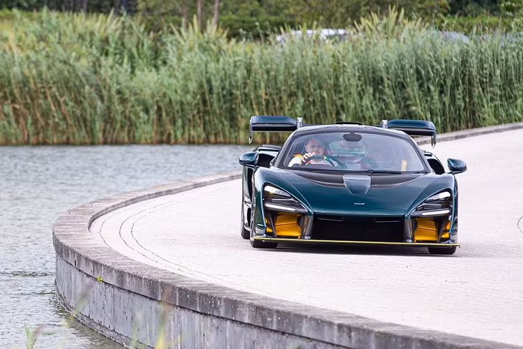 Với ngoại hình được làm hoàn toàn bằng sợi carbon màu xanh lá, chiếc siêu xe Mclaren Senna này tốn đến 1.000 giờ làm việc của những người thợ thủ công tại Mclaren Technology Center để hoàn thành nó. Không chỉ là lớp vỏ bên ngoài bằng carbon thông thường, lớp vỏ của chiến Senna này được làm hoàn toàn bằng sợi carbon nhuộm màu xanh.