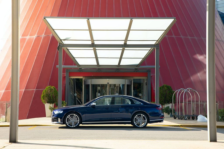 Tuy nhiên, mức tiêu thụ của cỗ máy nặng hơn 2 tấn này vẫn rơi vào khoảng 11.3 lít cho 100 km di chuyển và mức khí thải CO2 là 258 g/km.